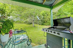 Pet-friendly Smoky Mountain Getaway w/ Fire Pit!