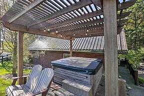 Rustic Dundee Log Cabin w/ Hot Tub & Forest Views!