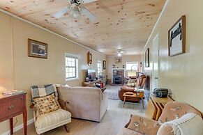 Murphy Cottage w/ Screened-in Porch - Pets Welcome