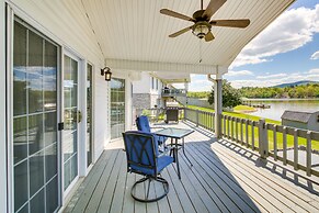 Stunning Lake Hamilton Getaway w/ Hot Tub!