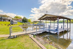 Stunning Lake Hamilton Getaway w/ Hot Tub!