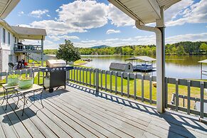 Stunning Lake Hamilton Getaway w/ Hot Tub!