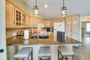 Stunning Lake Hamilton Getaway w/ Hot Tub!