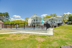 Stunning Lake Hamilton Getaway w/ Hot Tub!