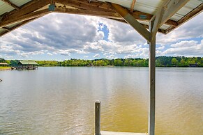 Stunning Lake Hamilton Getaway w/ Hot Tub!