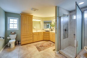 Stunning Lake Hamilton Getaway w/ Hot Tub!