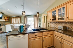 Stunning Lake Hamilton Getaway w/ Hot Tub!