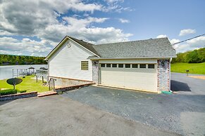 Stunning Lake Hamilton Getaway w/ Hot Tub!