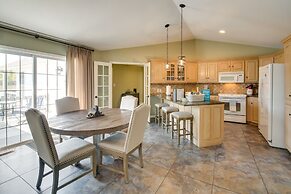 Stunning Lake Hamilton Getaway w/ Hot Tub!