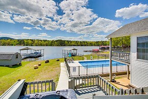 Stunning Lake Hamilton Getaway w/ Hot Tub!