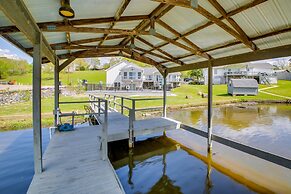Stunning Lake Hamilton Getaway w/ Hot Tub!