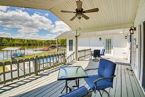 Stunning Lake Hamilton Getaway w/ Hot Tub!