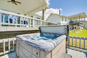 Stunning Lake Hamilton Getaway w/ Hot Tub!