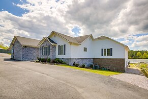 Stunning Lake Hamilton Getaway w/ Hot Tub!