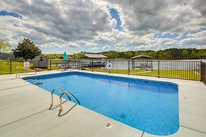 Stunning Lake Hamilton Getaway w/ Hot Tub!