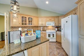 Stunning Lake Hamilton Getaway w/ Hot Tub!