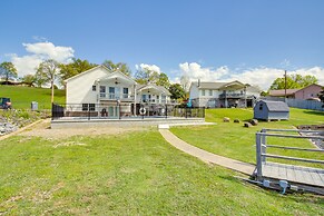 Stunning Lake Hamilton Getaway w/ Hot Tub!