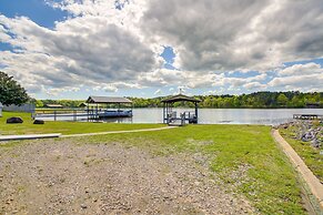 Stunning Lake Hamilton Getaway w/ Hot Tub!