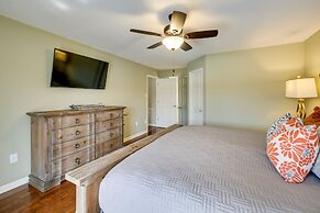 Stunning Lake Hamilton Getaway w/ Hot Tub!