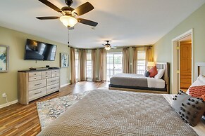 Stunning Lake Hamilton Getaway w/ Hot Tub!