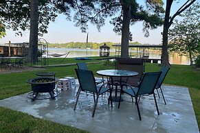 Deck, Boat Slip + Views: Lake Hamilton Cabin!