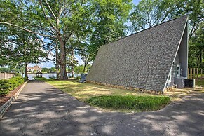 Deck, Boat Slip + Views: Lake Hamilton Cabin!