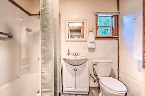 Updated Cabin w/ Porch, Mins to Cossatot River