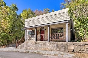 Quiet, Historic Manor: Located in Ghost Town!