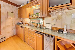 'star House' Unique Home w/ Furnished Deck & Views