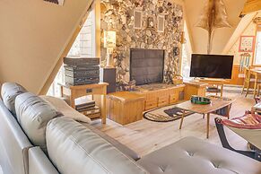 'star House' Unique Home w/ Furnished Deck & Views