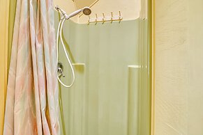 'star House' Unique Home w/ Furnished Deck & Views