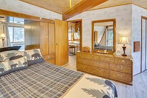 'star House' Unique Home w/ Furnished Deck & Views