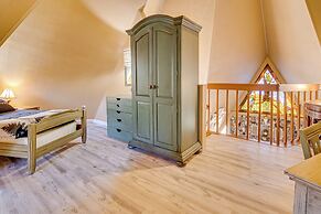 'star House' Unique Home w/ Furnished Deck & Views