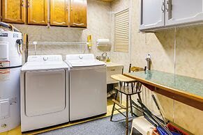 'star House' Unique Home w/ Furnished Deck & Views