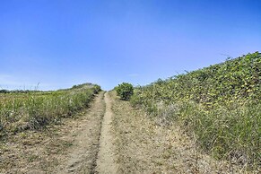 Coastal PNW Gem w/ Hot Tub - Walk to Beach!