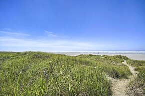 Coastal PNW Gem w/ Hot Tub - Walk to Beach!