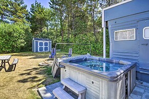 Coastal PNW Gem w/ Hot Tub - Walk to Beach!