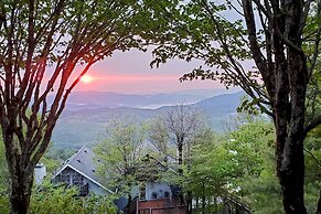 Beech Mountain Retreat w/ Decks & Mountain Views!
