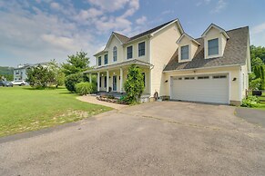 Calm Columbia Haven: Outdoor Pool, Hot Tub!