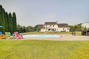Calm Columbia Haven: Outdoor Pool, Hot Tub!