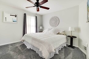 Calm Columbia Haven: Outdoor Pool, Hot Tub!