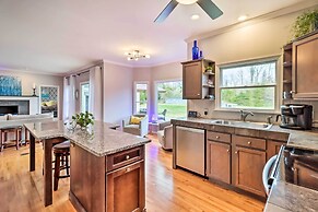 Calm Columbia Haven: Outdoor Pool, Hot Tub!