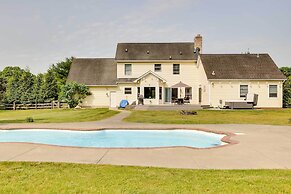 Calm Columbia Haven: Outdoor Pool, Hot Tub!