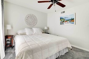 Calm Columbia Haven: Outdoor Pool, Hot Tub!