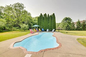 Calm Columbia Haven: Outdoor Pool, Hot Tub!