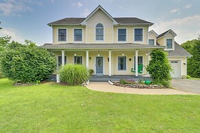 Calm Columbia Haven: Outdoor Pool, Hot Tub!