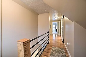 Chic Manistee Cottage: Steps to Lake Michigan!