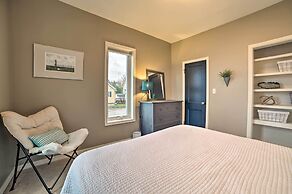 Chic Manistee Cottage: Steps to Lake Michigan!