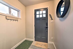 Chic Manistee Cottage: Steps to Lake Michigan!