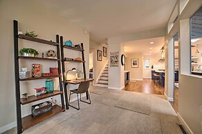 Chic Manistee Cottage: Steps to Lake Michigan!